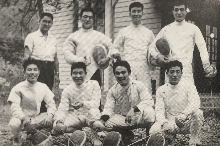 1960ローマ五輪代表チーム、取材する川名(上左）と中村監督（下左）