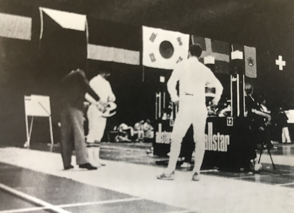 写真右は1985年世界ジュニア選手権に出した鈴村元宏