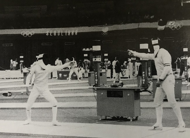 1988年ソウルオリンピック・フルーレ出場の出野晴信(左）、対戦者イタリアのボレラ選手に勝利する