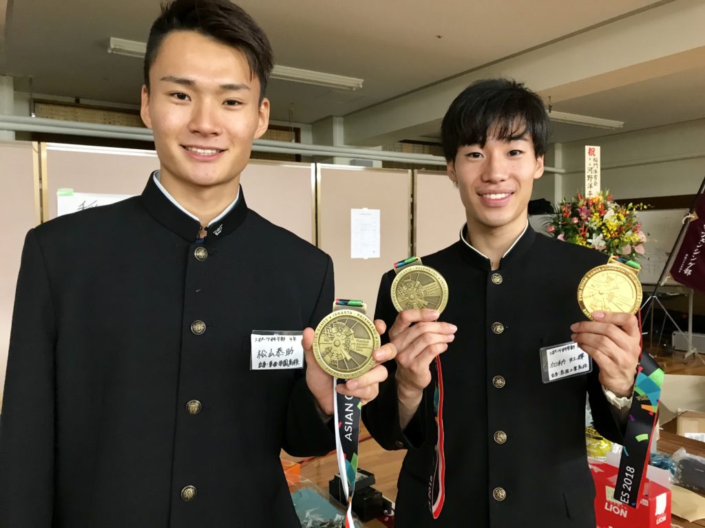 2018年、アジア大会フルーレ団体3位の松山恭助(左)とエペ団体優勝、個人3位の加納虹輝(左)