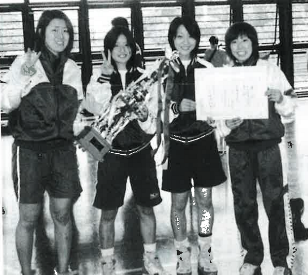 2002年、女子フルーレ初の大学日本一に！ 左から川口、藤原、馬淵、田島の各選手