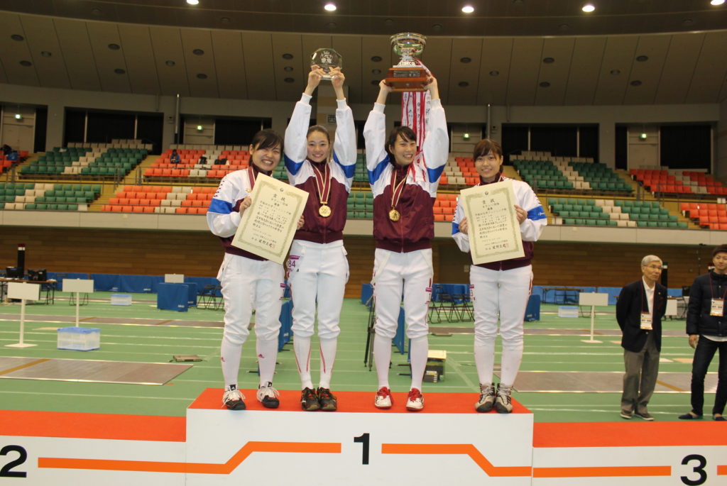 2016年、女子は５冠を達成。左から伊藤由佳、才藤歩夢、山根司、山村彩和子